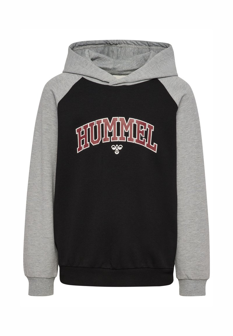 Schwarzer Hoodie mit grauen Raglanärmeln. Auf der Vorderseite ist "HUMMEL" in Weiß und Kastanienbraun aufgedruckt. Weicher Baumwollmix, normale Passform.