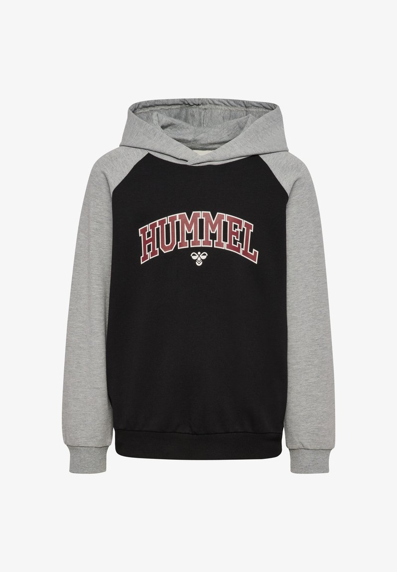 Schwarzer Hoodie mit grauen Raglanärmeln. Auf der Vorderseite ist "HUMMEL" in Weiß und Kastanienbraun aufgedruckt. Weicher Baumwollmix, normale Passform.