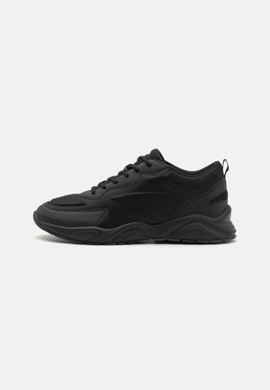 Pantofi sport negri cu un material texturat, guler căptușit și o talpă groasă din cauciuc. Prezintă un design minimalist și accente contrastante.