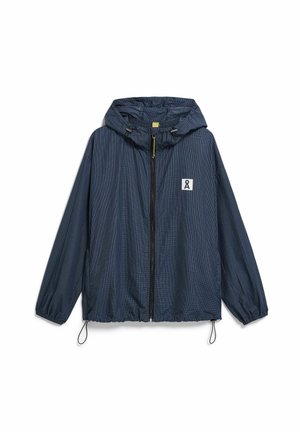 Lichtgewicht marineblauwe jas met capuchon en fijn rasterpatroon, volledige ritssluiting aan de voorkant, elastische manchetten, verstelbare zoomkoorden en een logo patch aan de voorkant.