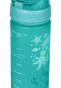 Tyrkysová plastová láhev na vodu, 500 ml, s bílými ilustracemi mořského života. Obsahuje měřicí značky po straně pro indikaci objemu.