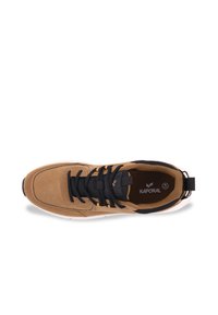 Sneaker in suede marrone con lacci neri, tomaia testurizzata, abbinata a una suola in gomma bianca e un'etichetta sul tallone a fantasia. Logo visibile all'interno.