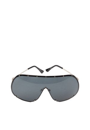 Przewymiarowane okulary przeciwsłoneczne typu wraparound z czarnymi przyciemnianymi soczewkami i cienkimi, srebrnymi metalowymi zausznikami, przymocowane małymi srebrnymi śrubami na całej ramce.