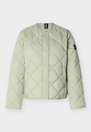 Lysegrønn quiltet jakke med trykknapper, rund krage, to sidelommer og en liten svart lapp på venstre erme.