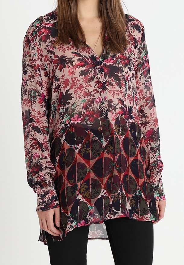 Langärmlige Bluse aus transparentem Stoff mit floralem Design in Rosa- und Grüntönen sowie einem geometrischen Muster in Dunkelrot.