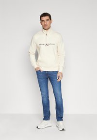 Tommy Hilfiger LOGO MOCK NECK - Mikina - calico