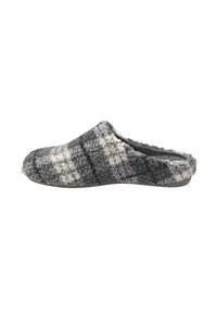 Grijze en witte geruite slipper met een zacht, textuurmateriaal, open achterkant ontwerp en een flexibele rubberen zool.