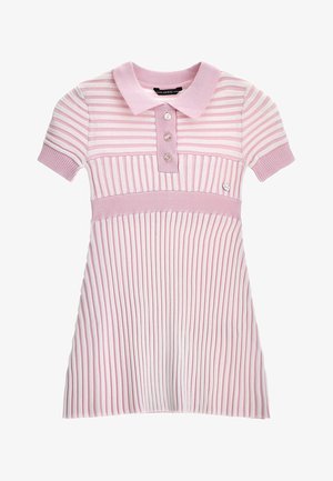 Robe à manches courtes en maille rayée rose et blanche avec col, trois boutons, texture côtelée et petit emblème métallique de la marque sur la poitrine.
