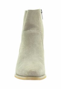 Beżowe zamszowe botki za kostkę o gładkiej fakturze, z okrągłym noskiem i zamkiem błyskawicznym z boku, z niskim, klejonym obcasem i minimalnym przeszyciem.