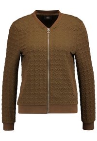 Bruine bomberjas met textuur, voorzien van een ritssluiting, geribbelde manchetten en een doorgestikt patroon. Het materiaal lijkt licht en zacht.