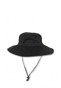 Svart bucket hat med en bred, platt brätte, texturerat tyg och ett justerbart hakband. Enkelt design utan synliga mönster eller detaljer.