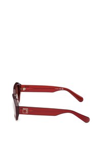 Ochelari de soare roșii din plastic, cu o formă rectangulară; ramă lată, brațe elegante și detaliu subtil al logo-ului pe templu. Culoare și design distinctive.