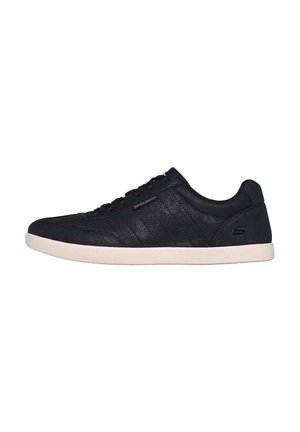 Zapatillas de cuero negro con una textura suave, que presentan costuras tonal, un diseño de perfil bajo y una suela de goma blanca.