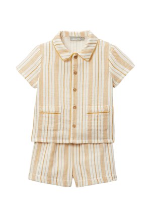Chemise à manches courtes avec boutons et short assorti en crème avec des rayures verticales moutarde et deux poches avant sur la chemise.