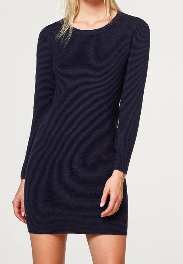 Abito lungo a maniche, color navy, con texture a costine e scollatura rotonda. Silhouette aderente, che arriva fino a metà coscia. Nessun motivo visibile o decorazioni.