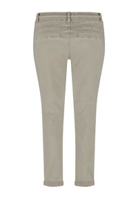 Jasnoszare dżinsy o slim fit, z dwoma tylnymi kieszeniami i podwiniętymi mankietami na kostce. Materiał ma gładką, czystą fakturę.