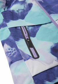 Giacca a vento in teal chiaro, viola e bianco. Presenta un motivo astratto, tessuto testurizzato e una tasca con zip con accentuazioni lavanda.