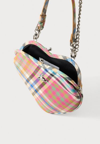 Πολύχρωμη καρό τσάντα χειρός με στρογγυλεμένο σχήμα, με ασημένιο κούμπωμα, αλυσίδα και υφασμάτινα λουριά. Εσωτερικά επενδυμένη με μαύρο υλικό.