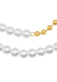Parelketting met gelijkmatig glanzende witte parels en een gouden sluiting, met ronde gouden accenten naast de parels voor contrast.