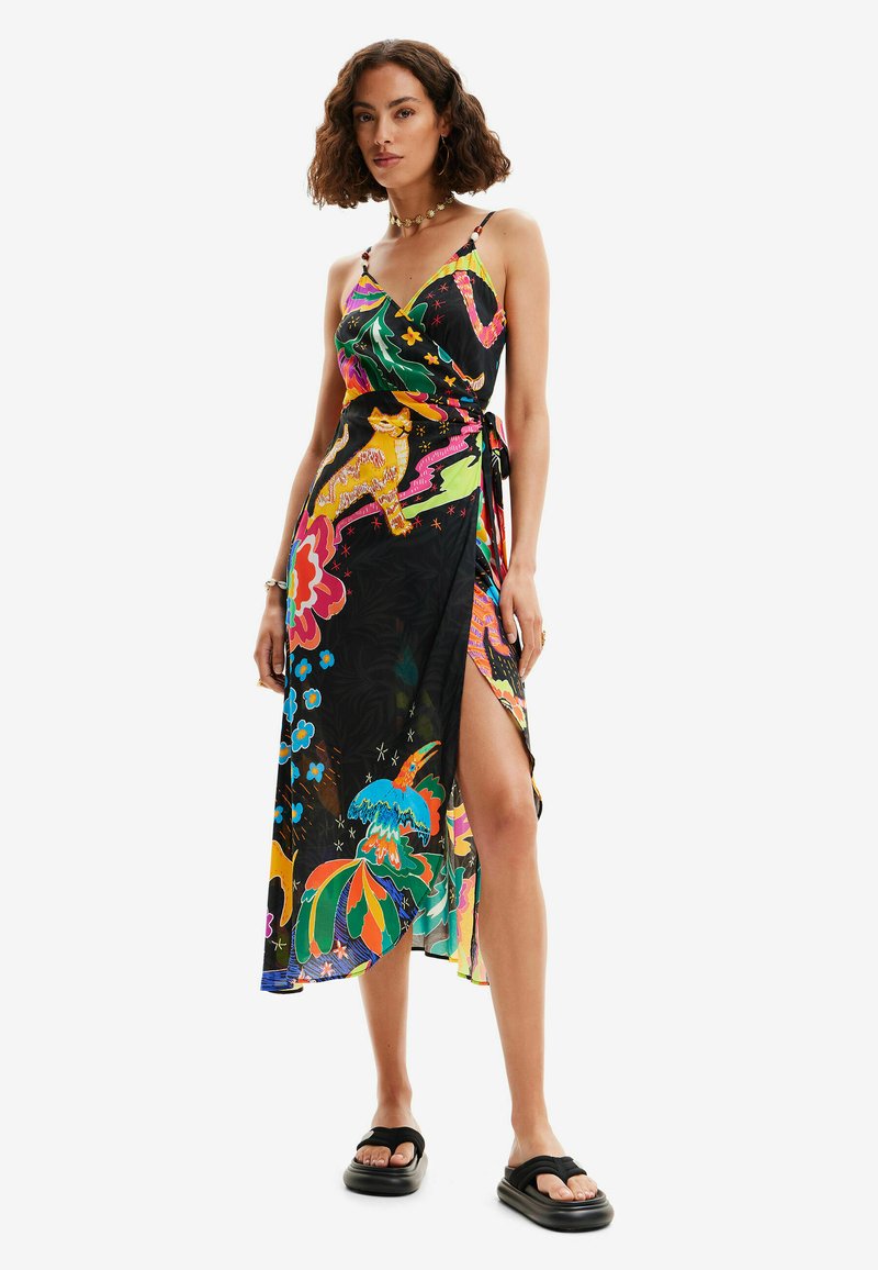 Bunt gemustertes Wickelkleid mit schwarzem Grund, das Blumen- und Tiermuster aufweist. Es hat einen Oberschenkel hohen Schlitz und dünne verstellbare Träger.