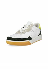 Weißer Sneaker mit grauen Wildleder-Akzenten, schwarzer Wildleder-Zehenkappe und gelbem Fersenpatch. Verfügt über Perforationen und eine Gummilaufsohle.