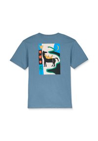 Blå bomulds T-shirt med et grafisk print på ryggen, der viser en sort hest, en gul figur, en grøn slange og farverige blomster.
