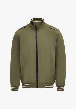 Olivenfarvet bomberjakke med lynlås foran, sidelommer, ribbet manchetter og kant, der har beige og sorte striber, samt skulderlapper.