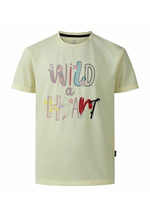 Jasnożółta koszulka z krótkim rękawem z wielobarwnym napisem "Wild a Heart", ozdobiona kwiatami i różnorodnymi czcionkami.