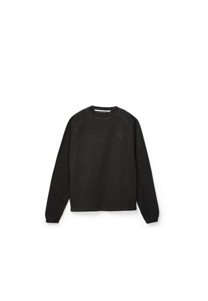 Felpa nera a maniche lunghe con scollo rotondo, maniche raglan e logo discreto sul petto a sinistra, mostrata su uno sfondo bianco.