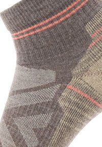 Calcetín marrón con un puño acanalado, rayas en rosa y melocotón, y un patrón geométrico en tonos claros y oscuros. Textura suave con materiales mezclados.