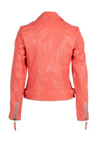 Koraal leren jas met een getailleerd ontwerp, een ingezette kraag, lange mouwen met ritssluitingen, en horizontale naaddetails op de rug.