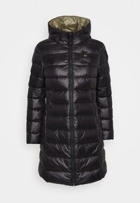 Czarny, długi płaszcz puchowy z kapturem, zamek błyskawiczny z przodu, kieszenie po bokach oraz pikowane poziome przeszycia.