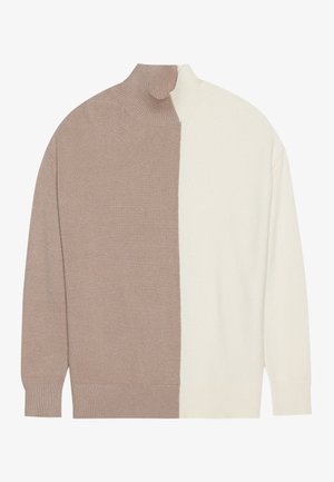 Korkeakauluksinen neule, jossa on väri-blokkisuunnittelu vaaleassa beige ja kerma, pehmeästä neulottu materiaalista, jossa on ribbireunat hihoissa ja helmassa.