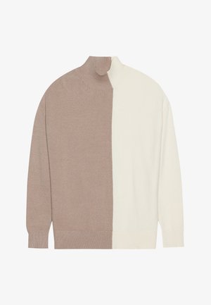 Korkeakauluksinen neule, jossa on väri-blokkisuunnittelu vaaleassa beige ja kerma, pehmeästä neulottu materiaalista, jossa on ribbireunat hihoissa ja helmassa.