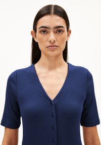Robe en ribbed marine à manches courtes et décolleté en V, dotée d'une fermeture à boutons sur le devant et d'une texture lisse.