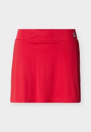 Rødt treningsskjørt med bred linning og liten Fila-logo på høyre side nær midjen, enkel design med glatt stoff.