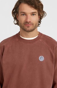 Bordeauxrode sweatshirt met een ronde logopatch, geribde ronde hals en raglanmouwen. Zacht materiaal met een gladde textuur, minimalistisch ontwerp.