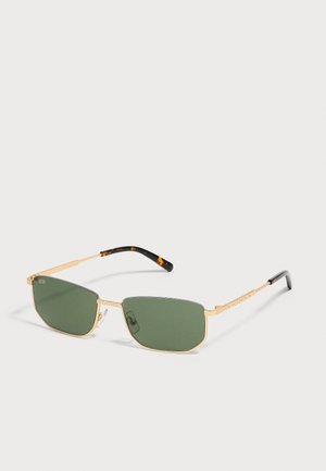 Gafas de sol rectangulares con lentes verdes, montura metálica fina dorada y varillas con puntas negras, mostradas sobre un fondo blanco liso.