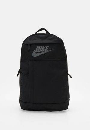 Črn Nike nahrbtnik z mrežnim sprednjim panelom, velikim logotipom, dvema stranskima žepoma, zadrgama in zgornjim ročajem. Gladka tkanina s strukturirano obliko.