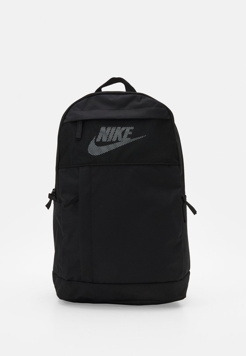 Čierny batoh Nike s predným panelom z jemnej siete, veľkým logom, dvoma bočnými vreckami, zipsami a vrchným uchom. Hladká tkanina so štruktúrovaným tvarom.