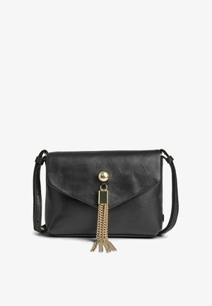 Zwarte leren handtas met envelopontwerp, gouden hardware, een ronde sluiting en een ketting-franjedetail. Verstelbare riem inbegrepen.