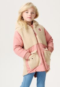 Veste rembourrée rose avec un devant en polaire beige, une capuche et deux poches avant. Comprend des poignets côtelés et une fermeture éclair avec un détail de logo.