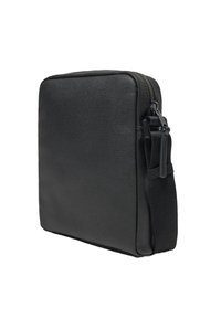 Bolso rectangular negro hecho de tela texturizada con cierre de cremallera y correa ajustable; presenta acentos de cuero suave en los bordes.