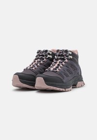 Hiking-Schuhe mit mittelhohem Schnitt in Dunkelgrau und Pink, mit einer strukturierten Oberseite, Gummisohle und einem gemusterten Schnürebdesign für Stabilität.