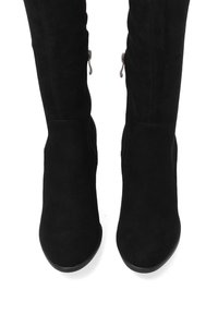 Schwarze Wildleder-Stiefel bis zum Knie mit glatter Textur, seitlichen Reißverschlüssen und runder Zehenform. Die Sohle hat einen leichten Auftrieb.