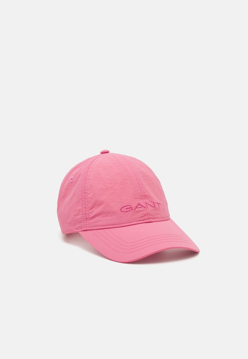 Casquette de baseball rose à visière courbée avec le logo "GANT" brodé à l'avant, présentée sur un fond uni gris clair.