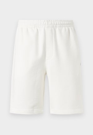 Λευκά κοντά σορτς με ελαστική μέση, πλαϊνές τσέπες, μήκος μέχρι το γόνατο, κατασκευασμένα από μαλακό ύφασμα.