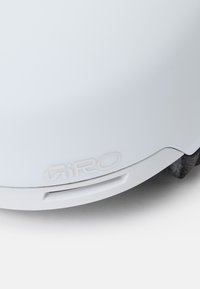 Hvid cykelhjelm med glat mat finish, der har en ventilationsåbning og hævet logo detalje. Rundet form, letvægtsdesign.