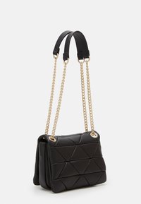 Borsa a spalla in pelle nera con design trapuntato, catene dorate e texture liscia; presenta un motivo geometrico e doppi manici.