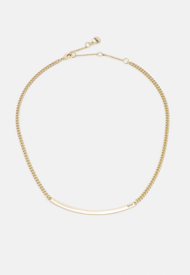 Collier chaîne en or délicat avec une barre courbée au centre et une petite étiquette ronde près du fermoir gravée de "DKNY".